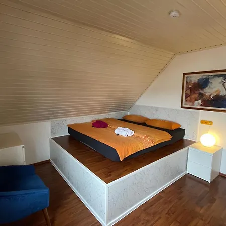 Проживание в семье Yellow House